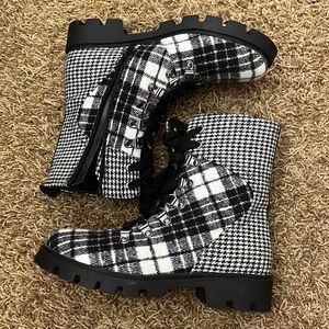 flannel boots. Barely worn. Still in great condition.